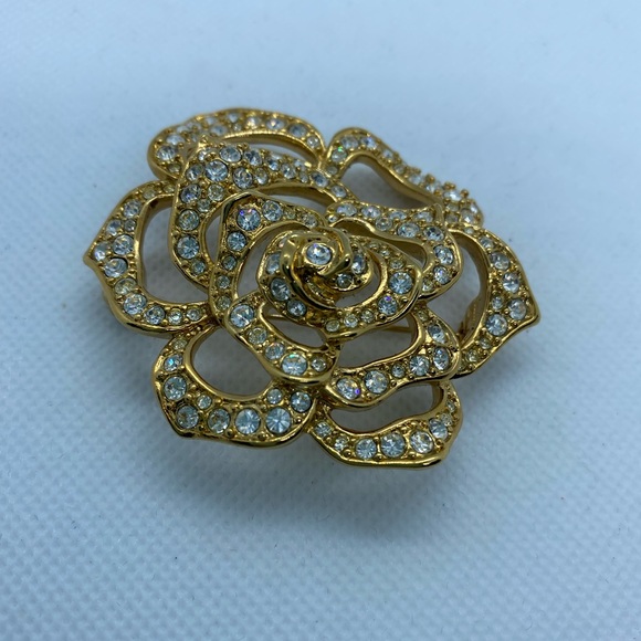 Elizabeth Taylor for Avon Gold Tone and Rhinestone Brooch Beautiful Bling 🤑 - Picture 4 of 4